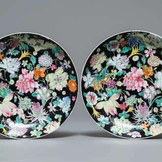 Une paire d'assiettes en porcelaine de Chine famille rose à décor millefleurs, marque et époque de Jiaqing