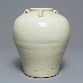 Een Chinese celadon Swatow pot met onderglazuur decor, Ming