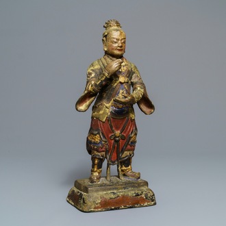 Une grande figure d'un gardien en bronze et polychromie, Chine, Ming