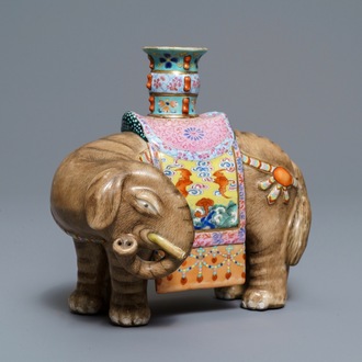 Un bougeoir en forme d'éléphant en porcelaine de Chine famille rose, Jiaqing