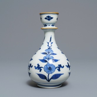 Een Chinese blauwwitte hookah-basis met floraal decor, Kangxi