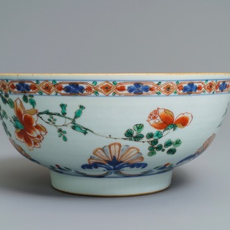 Een Chinese verte-Imari kom met floraal decor, Kangxi