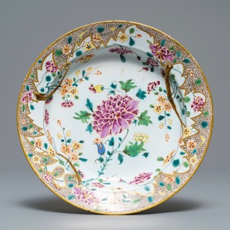 Een chinoiserie bord in famille rose-stijl, Holitsch, Hongarije, 18e eeuw
