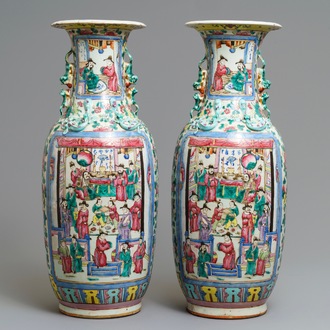 Une paire de vases en porcelaine de Chine famille rose, 19ème