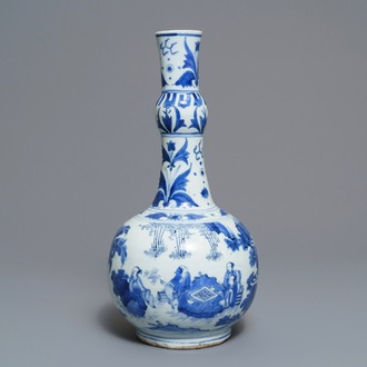 Een Chinese blauwwitte flesvormige vaas met figuratief decor rondom, Transitie periode