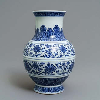 Un vase en porcelaine de Chine bleu et blanc à décor de rinceaux floraux, marque de Qianlong, 19/20ème