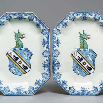 Une paire de grands plats armoriés en faïence polychrome de Delft, 18ème