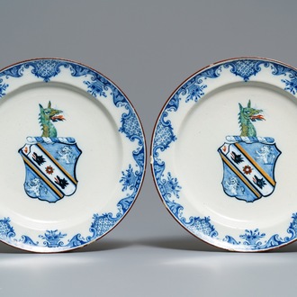 Une paire d'assiettes armoriées en faïence polychrome de Delft, 18ème