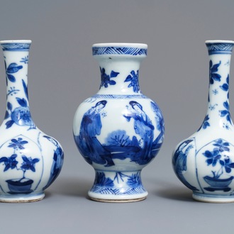 Drie Chinese blauwwitte vaasjes met 'Lange Lijzen', Kangxi