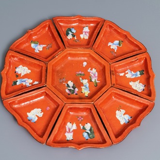 Un ensemble à hors d'oeuvres en porcelaine de Chine famille rose sur fond rouge corail, marque de Qianlong, 19/20ème