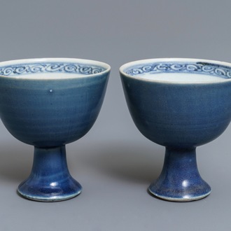 Une paire de bols sur piedouche du Hatcher Cargo en porcelaine de Chine bleu monochrome, époque Transition