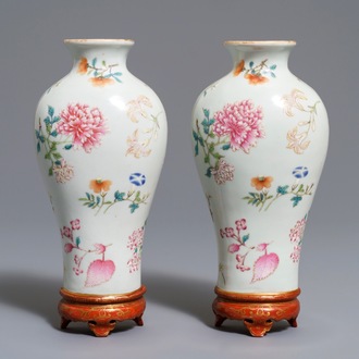 A pair of Chinese wall pocket vases with floral design, Qianlong mark, 19/20th C.