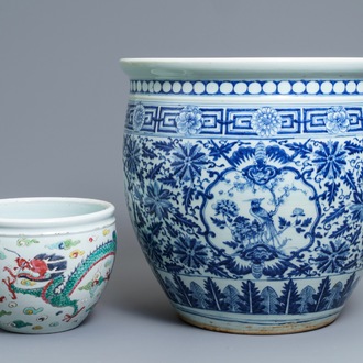 Un aquarium en porcelaine de Chine bleu et blanc et une jardinière en famille rose, 19ème et Yongzheng