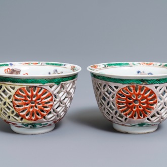 Une paire de bols ajourés à double parois en porcelaine de Chine famille verte, Kangxi
