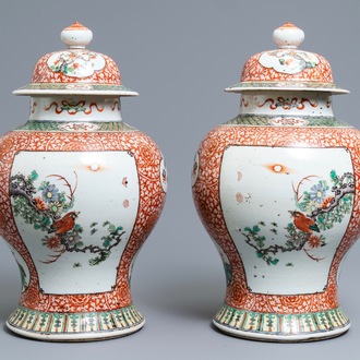 Une paire de vases couverts en porcelaine de Chine famille verte, 19ème