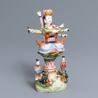 Een Chinese famille rose figuur van de tienarmige Avalokitesvara, Republiek, 20e eeuw