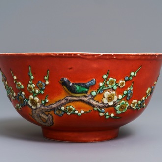 Un bol en porcelaine de Chine à décor en relief sur fond rouge de corail, 19ème