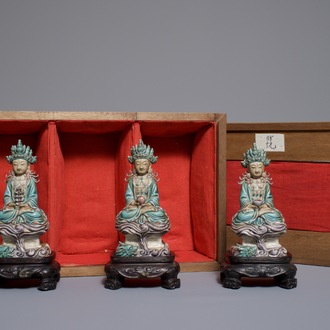 Trois figures de Bouddha en émaille sur biscuit, Chine, 19/20ème