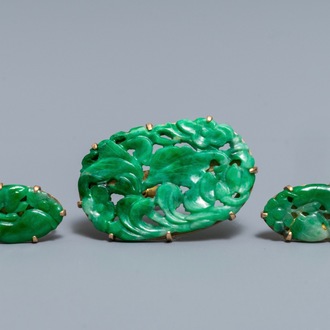 Een paar Chinese jade oorringen en een broche gezet in 14 karaat goud, 20e eeuw