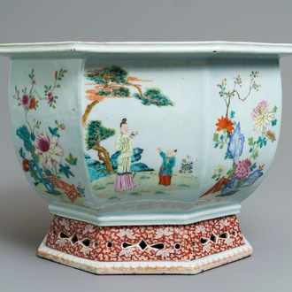 Une jardinière de forme hexagonale en porcelaine de Chine famille rose, Qianlong