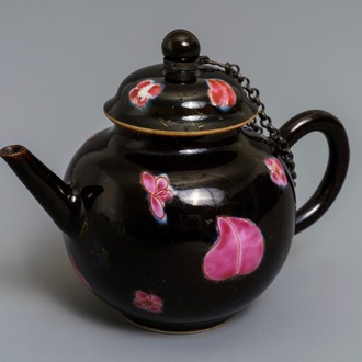 Une petite théière couverte en porcelaine de Chine famille rose sur fond noir, Yongzheng/Qianlong