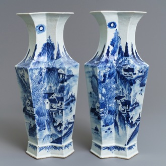 Une paire de vases en porcelaine de Chine bleu et blanc, 19ème