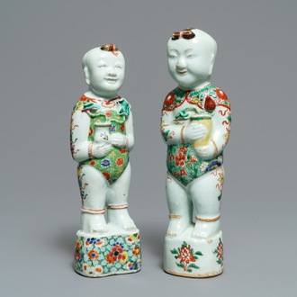 Twee Chinese famille verte figuren van de Hoho broers, Kangxi