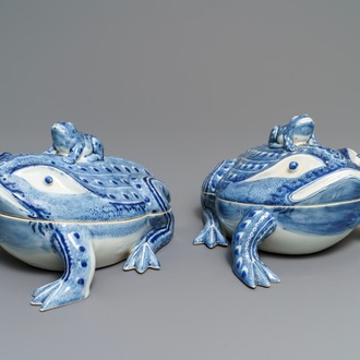Een paar Chinese blauwwitte terrines in de vorm van kikkers, 20e eeuw