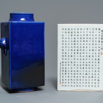 Een Chinese kalligrafie plaquette met datum 1947 en een monochrome blauwe cong vaas, 19e eeuw