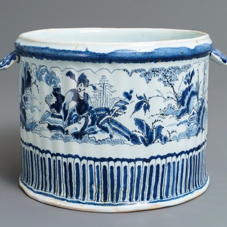 Een flessenkoeler in blauw, wit en mangaan met chinoiserie decor, Nevers, Frankrijk, 17/18e eeuw