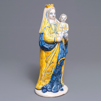 Een grote figuur van Maria met kind in Frans aardewerk, Nevers, 17e eeuw