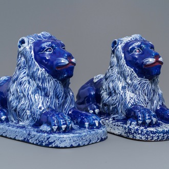 Une paire de lions en faïence à fond bleu, Saint-Omer, France, fin du 18ème