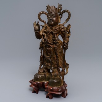 Une figure de Guandi en bronze sur socle en bois, Chine, 18/19ème