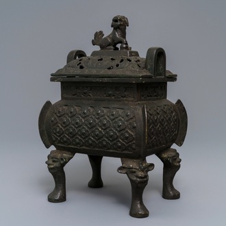 Un grand brûle-parfum couvert en bronze, Chine, Ming