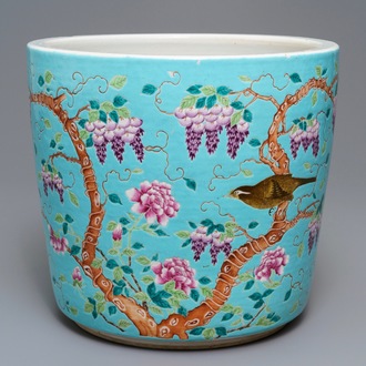 Une grande jardinière en porcelaine de Chine de style Dayazhai à fond turquoise, 19/20ème