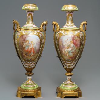 Une paire de grands vases en porcelaine de Sèvres aux montures en bronze, France, 19ème