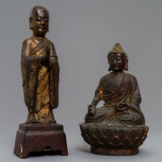 Twee Chinese vergulde en gelakt bronzen figuren van Mahakasyapa en Buddha Shakyamuni, Ming en later