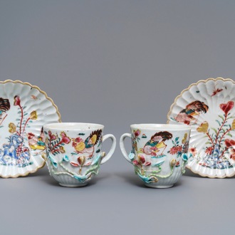 Une paire de tasses et soucoupes en porcelaine de Chine famille rose à décor en relief, Yongzheng