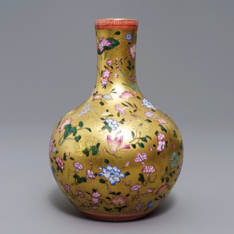 Un vase de forme bouteille en porcelaine de Chine famille rose à fond doré, marque de Qianlong, 19/20ème
