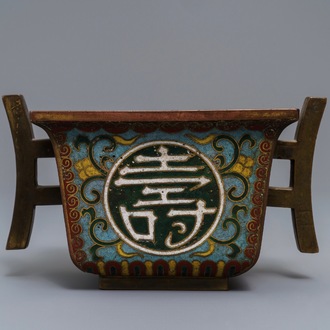Un brûle-parfum de forme carré à deux anses en émaux cloisonnés, Chine, marque et époque de Qianlong