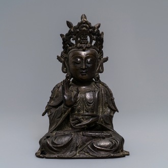 Een Chinese bronzen figuur van Guanyin, Ming