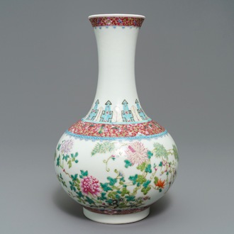 Un vase de forme tianqiu ping en porcelaine de Chine famille rose, marque de Hongxian, République, 20ème