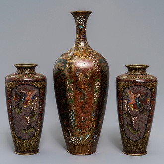 Trois vases en émaux cloisonnés, Japon, Meiji, 19ème