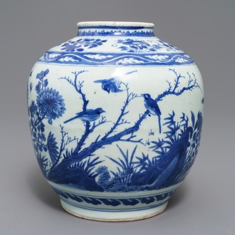 Une jarre en porcelaine de Chine bleu et blanc à décor d'oiseaux parmi fleurs, Wanli
