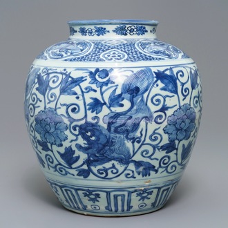 Un vase en porcelaine de Chine bleu et blanc à décor de lions bouddhistes, Wanli