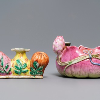 Un lave-pinceaux en forme de fleur et un repose-pinceaux en porcelaine de Chine famille rose, 19ème