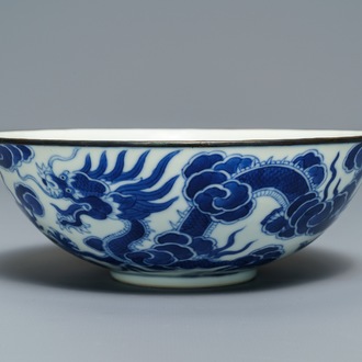 Un bol en porcelaine de Chine 'Bleu de Hue' pour la cour de Vietnam, marque Thieu Tri, 19ème
