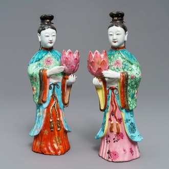 Deux bougeoirs en forme de femmes de cour en porcelaine de Chine famille rose, Qianlong