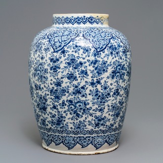 Un grand vase en faïence de Delft bleu et blanc à décor floral, 17/18ème