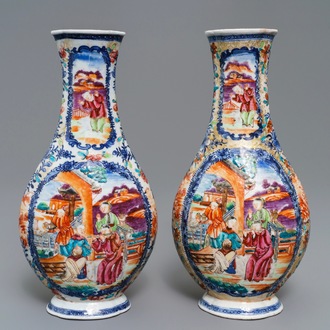 Une paire de vases en porcelaine de Chine famille rose à décor mandarin, Qianlong